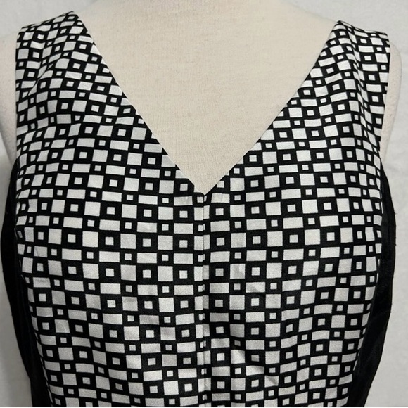 Vince Camuto Sleeveless V-Neck Fit & Flare Swing Dress Black & White Size 4 - Picture 2 of 4